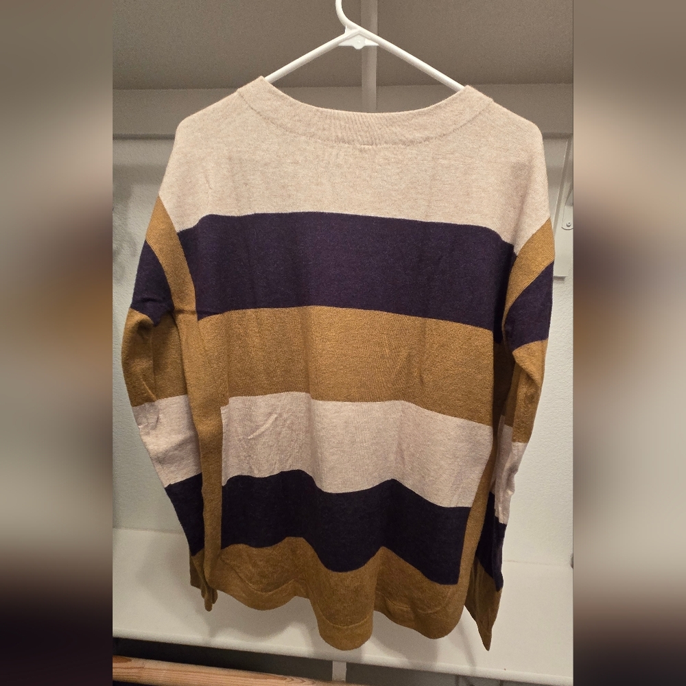 Colorblock Lightweight Sweater - Picture 2 of 3